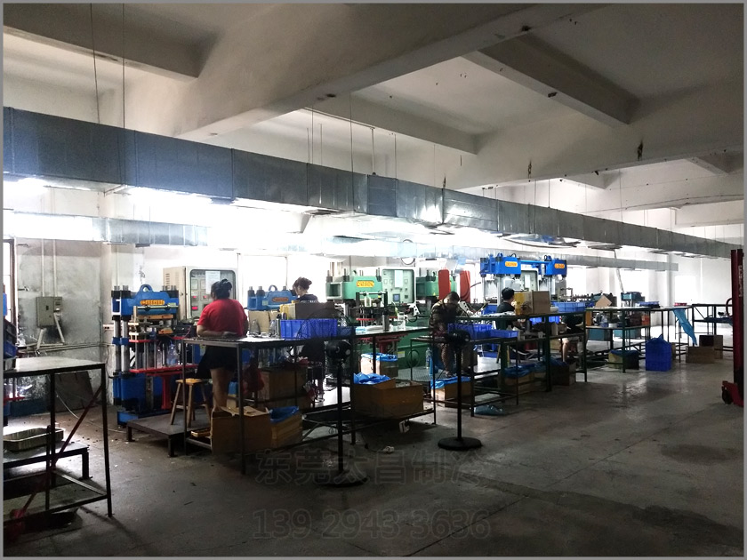 樟木頭吸盤廠車間降溫工程,環(huán)?？照{(diào),車間降溫,大型空調(diào),廠房降溫,潤(rùn)東方環(huán)?？照{(diào)